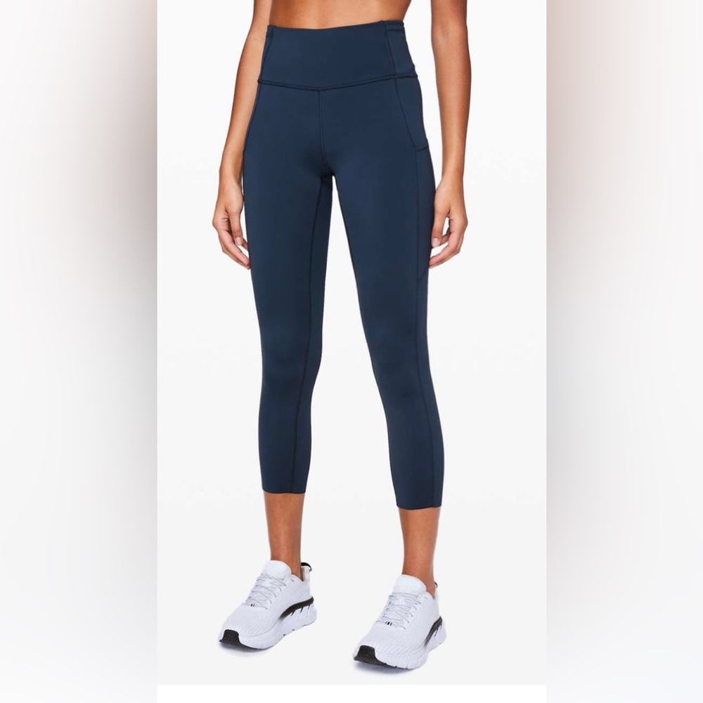 Navy Lululemon Size 4 Fast and Free high rise crop 23